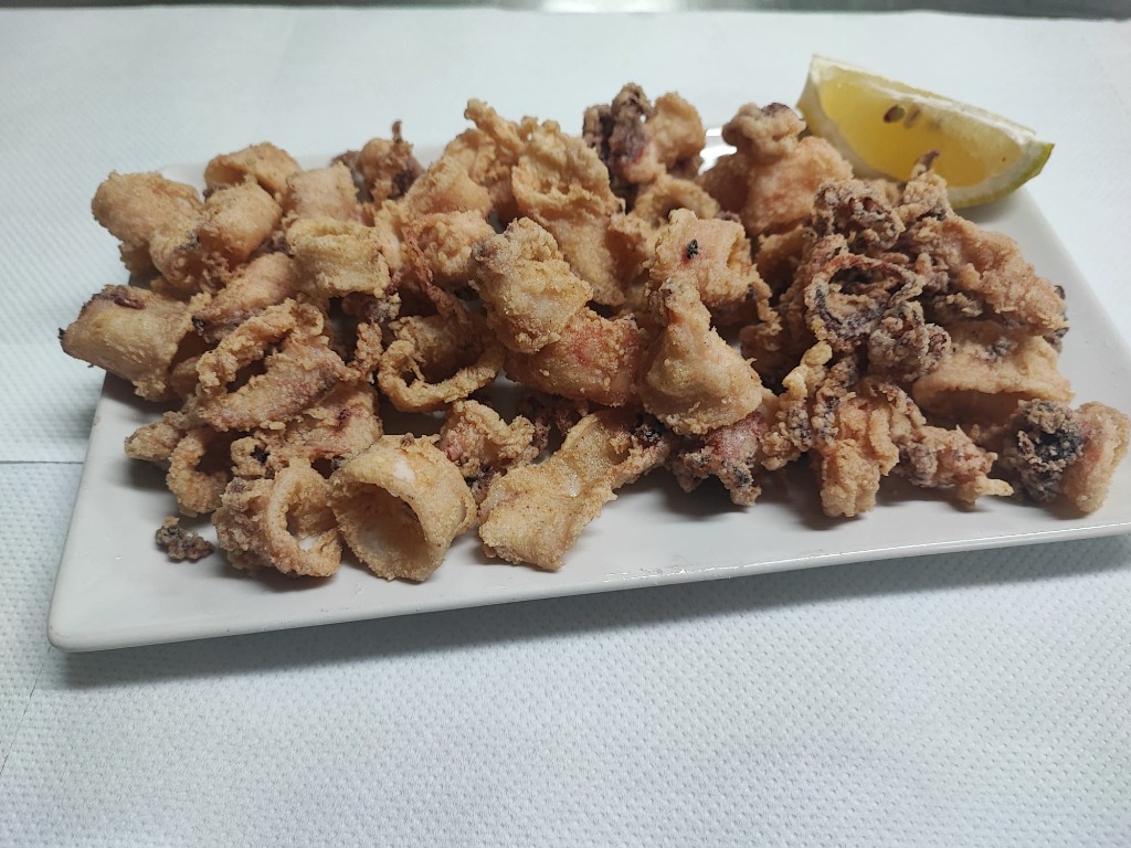 Calamares a la andaluza rebozados y fritos - Restaurante Casa Armando